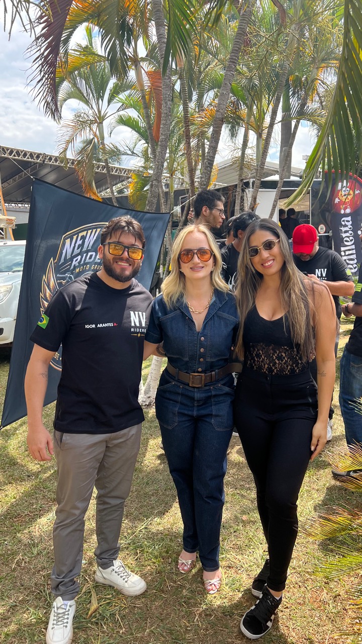 Igor Arantes ao lado da prefeita Roberta Cândida Caetano e de Débora Baracho, integrante da ATDC, durante o evento