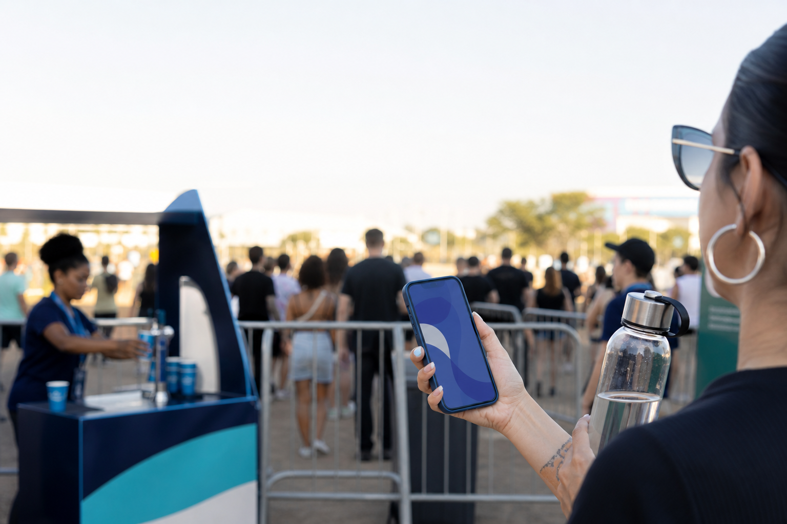 Consumidora com ingresso digital e garrafa reutilizável diante da entrada de um evento com ponto de hidratação