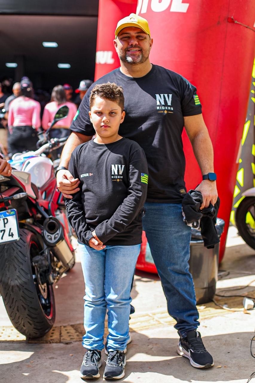 Paulo Avanyer, presidente do New Vegas Riders, acompanhado de seu filho durante o evento