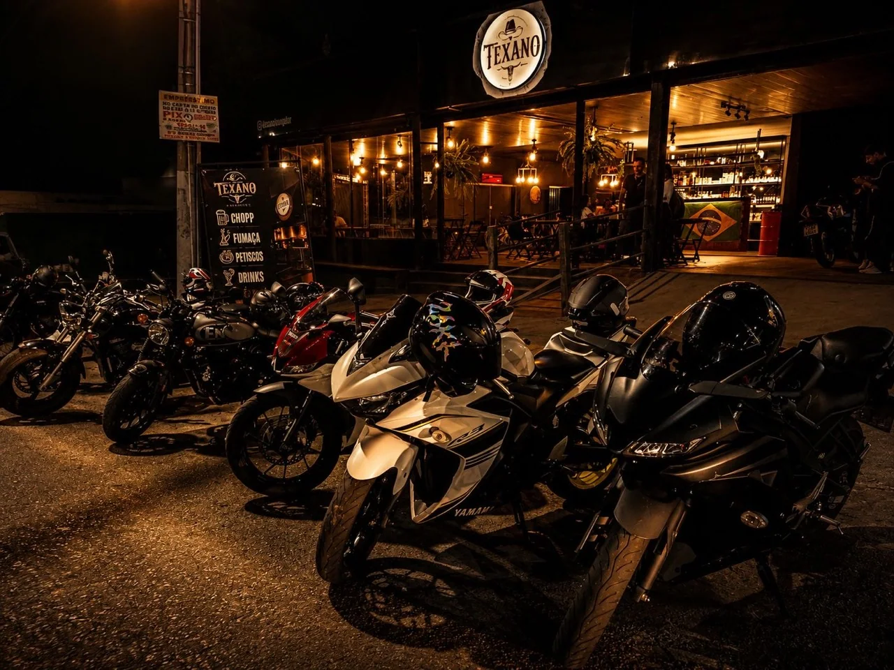 Fachada iluminada do Texano Lounge Bar em Goiânia