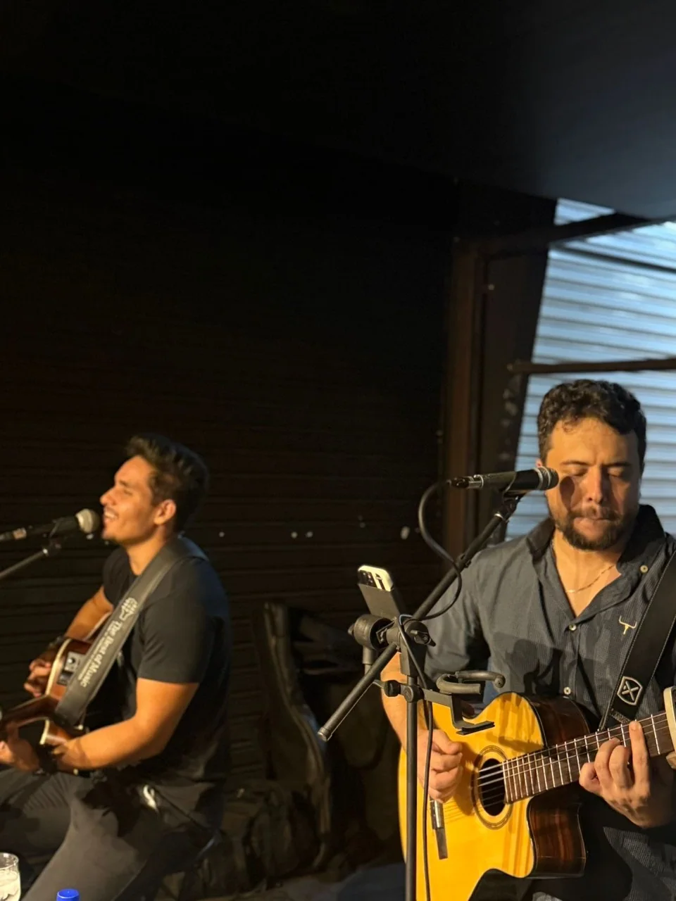 Músicos se apresentando ao vivo no Texano Lounge Bar